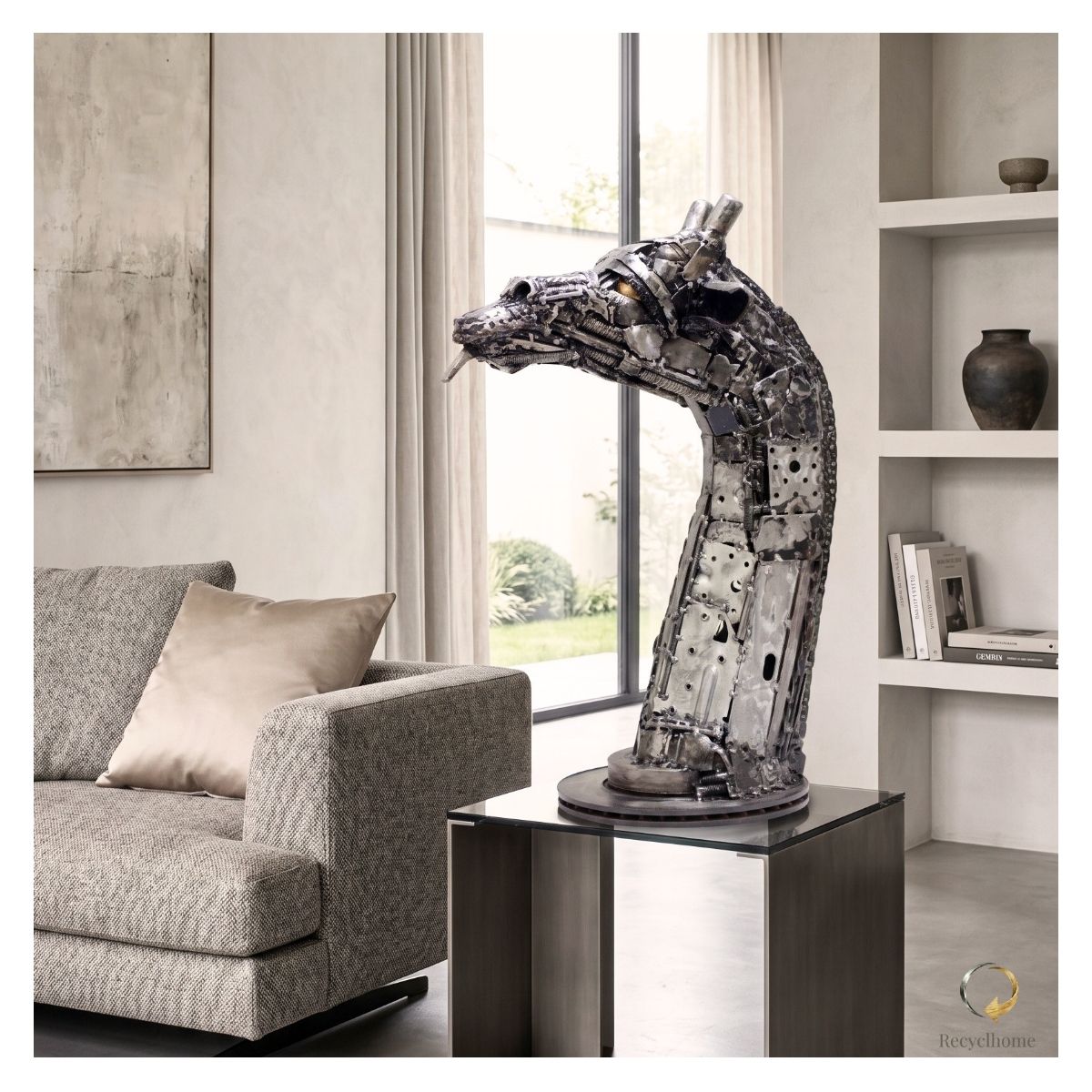 Sculpture girafe en métal recyclé, mise en situation dans un intérieur
