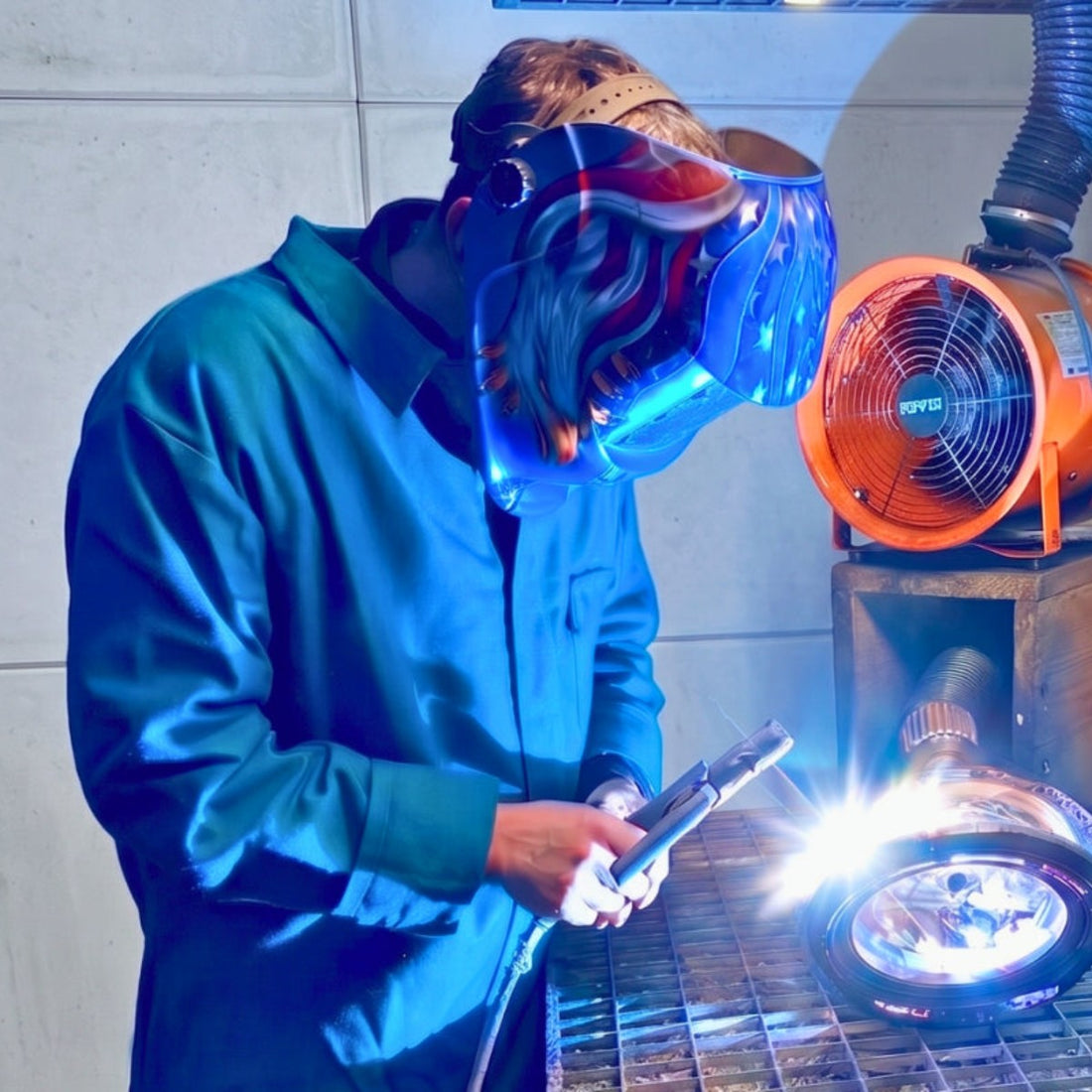 Alexandre Chauvelot soudant une lampe dans son atelier Recyclhome de Corbonod, dans l'Ain