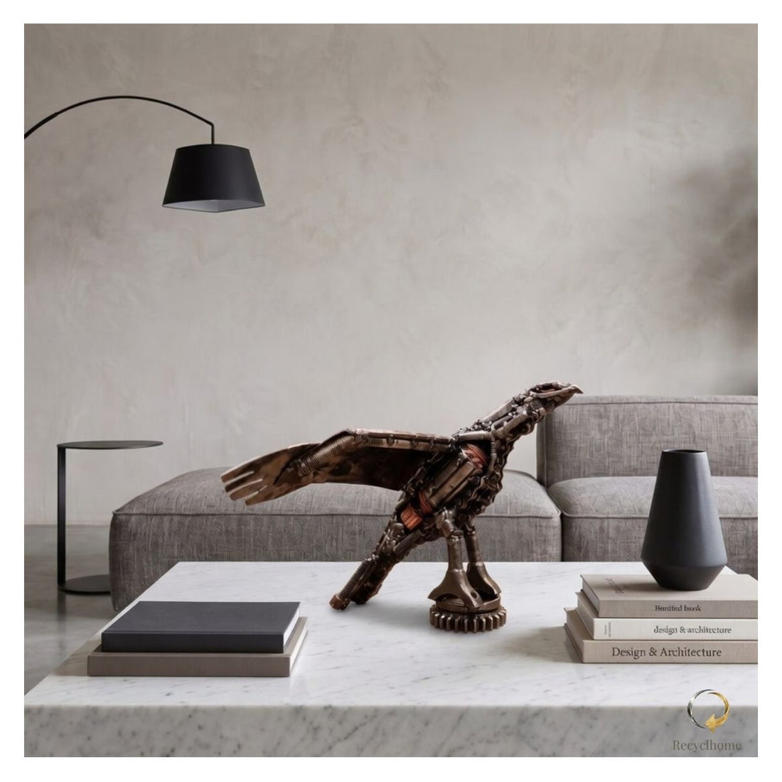 Sculpture Le Condor en métal recyclé posée sur une table basse – Recyclhome