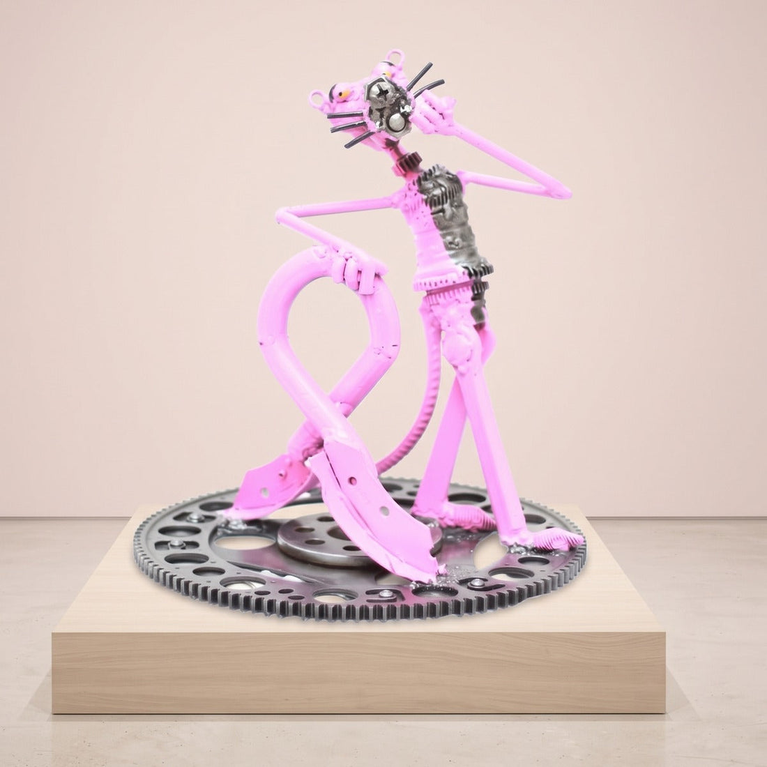 Panthère rose en métal recyclé dont la queue dessine le ruban rose d'Octobre Rose, sculpture Recyclhome