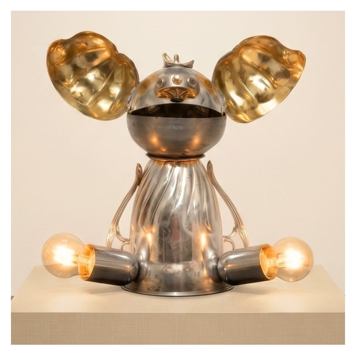 Lampe Stitchlight en métal recyclé présentée dans une galerie d'art, Stitchlight par Recyclhome