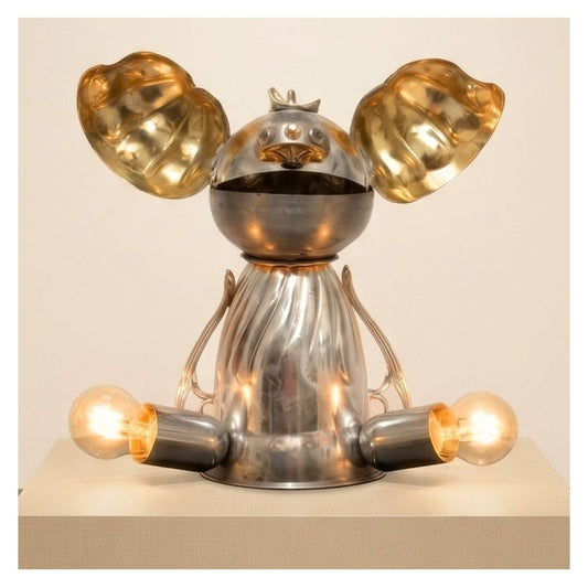 Lampe Stitchlight en métal recyclé présentée dans une galerie d'art, Stitchlight par Recyclhome
