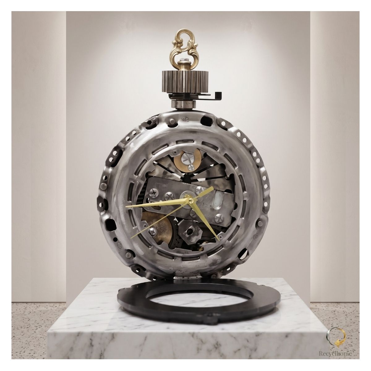 Horloge montre à gousset en métal recyclé présentée dans une galerie d'art, Montre à gousset par Recyclhome