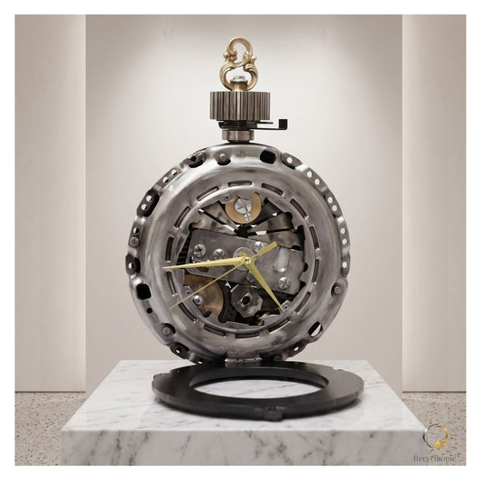 Horloge montre à gousset en métal recyclé présentée dans une galerie d'art, Montre à gousset par Recyclhome