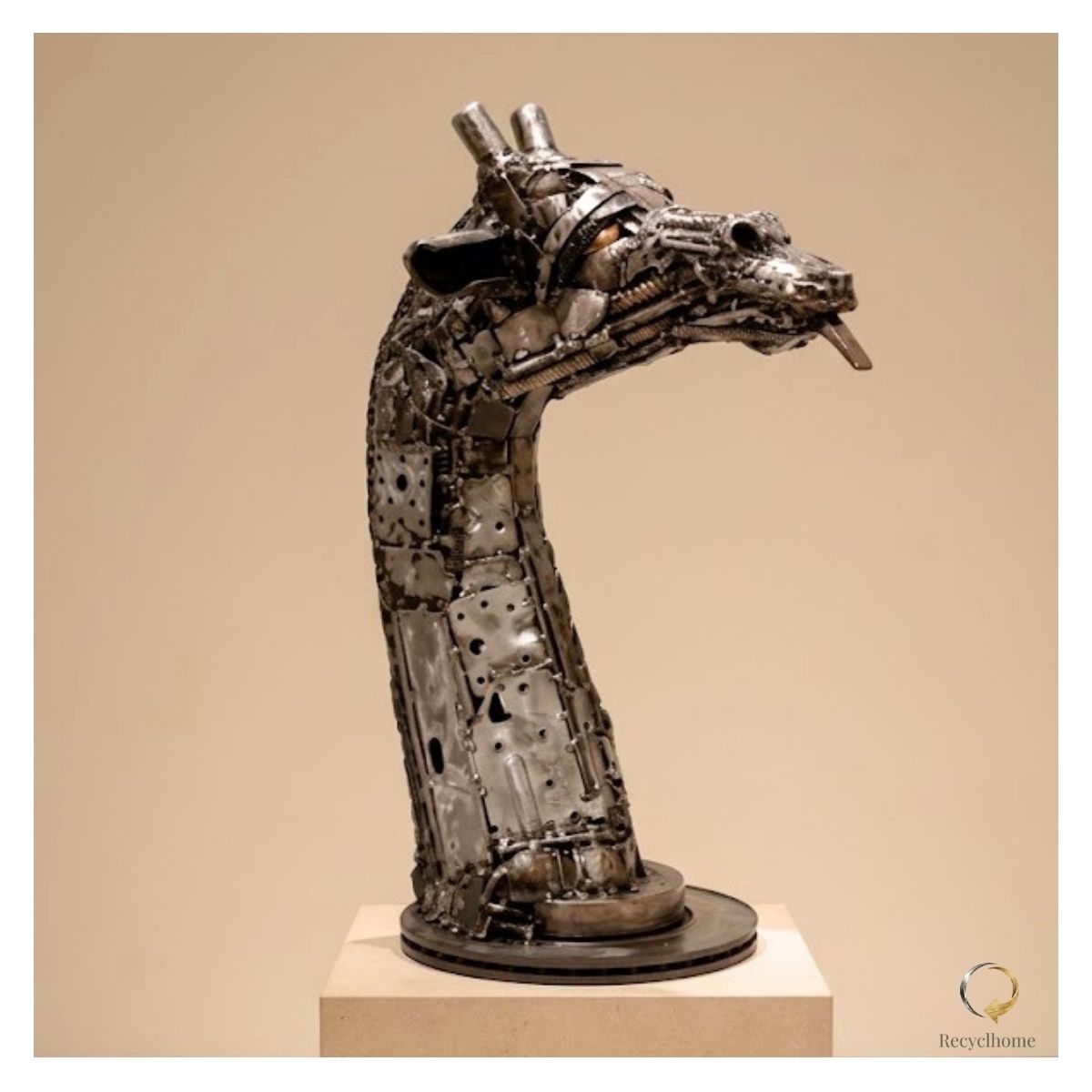 Sculpture girafe en métal recyclé présentée dans une galerie d'art, Méca girafe par Recyclhome