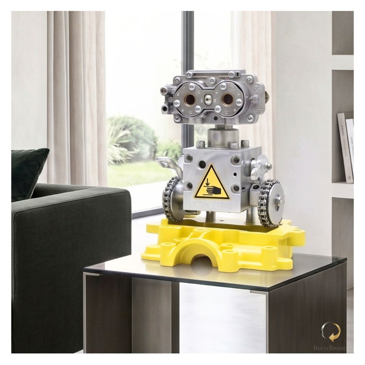 Sculpture robot Wall-E jaune en métal recyclé, mise en situation dans un intérieur