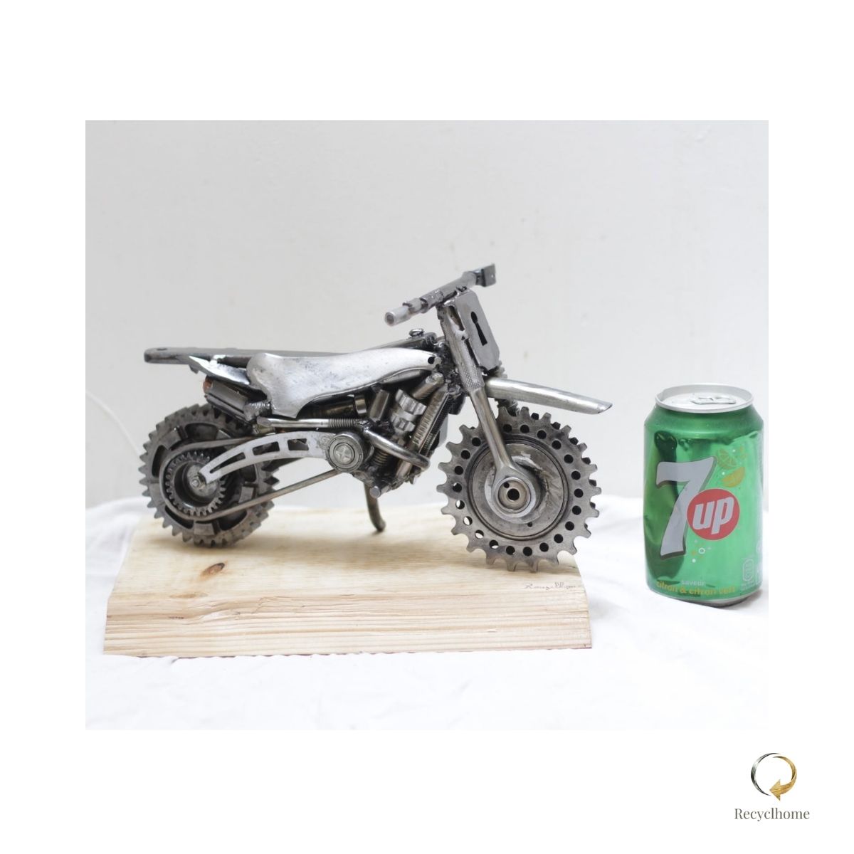 Sculpture moto cross en métal recyclé, vue complémentaire