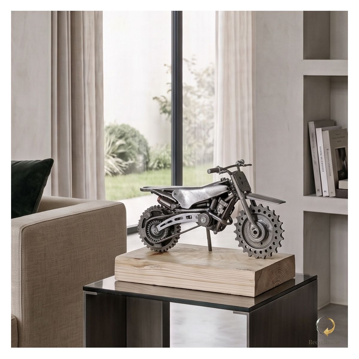 Sculpture moto cross en métal recyclé, mise en situation dans un intérieur