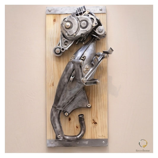 Tableau hippopotame en bois et métal recyclés présenté dans une galerie d'art, Pot d'hippo par Recyclhome