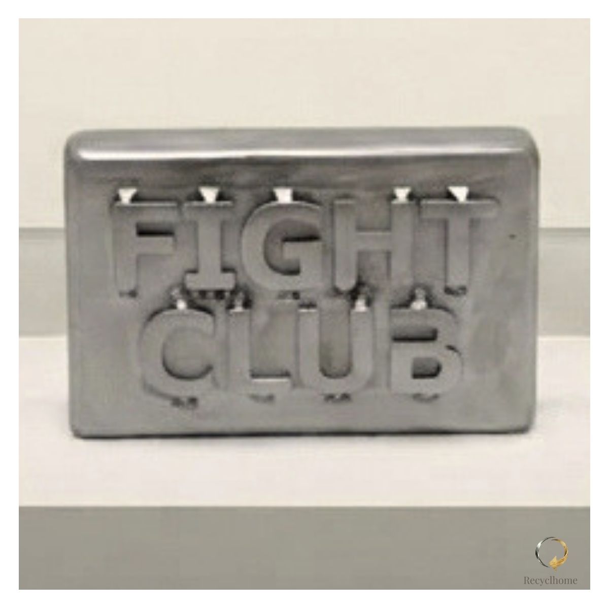 Sculpture savon Fight Club en métal recyclé présentée dans une galerie d'art, Fight Club par Recyclhome