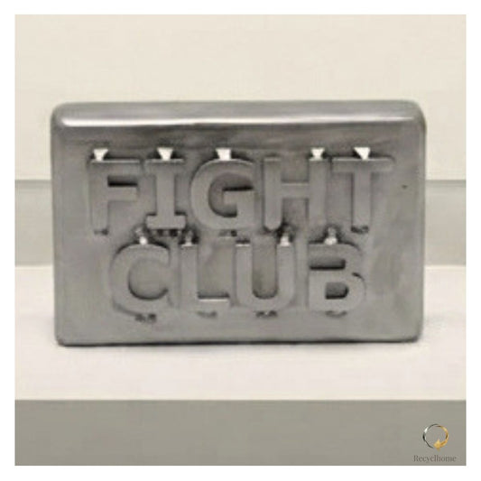 Sculpture savon Fight Club en métal recyclé présentée dans une galerie d'art, Fight Club par Recyclhome