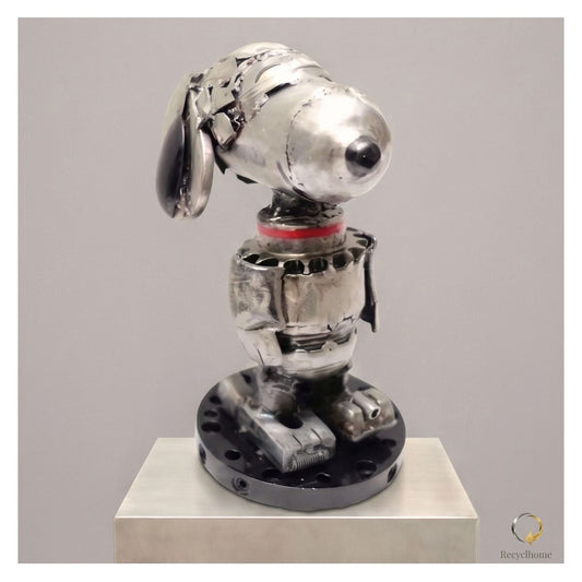 Sculpture Snoopy en métal recyclé présentée dans une galerie d'art, Snoopy par Recyclhome