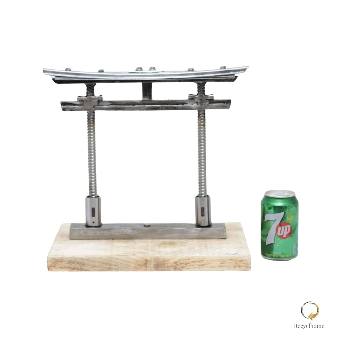 Sculpture torii japonais en métal recyclé, vue complémentaire