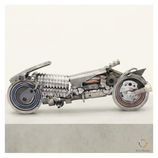 Sculpture moto mécanique en métal recyclé présentée dans une galerie d'art, Béca d'en fer par Recyclhome