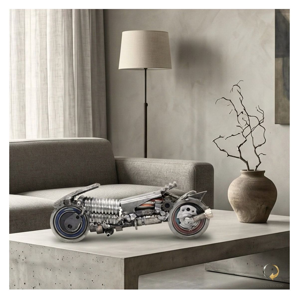 Sculpture moto mécanique en métal recyclé, mise en situation dans un intérieur