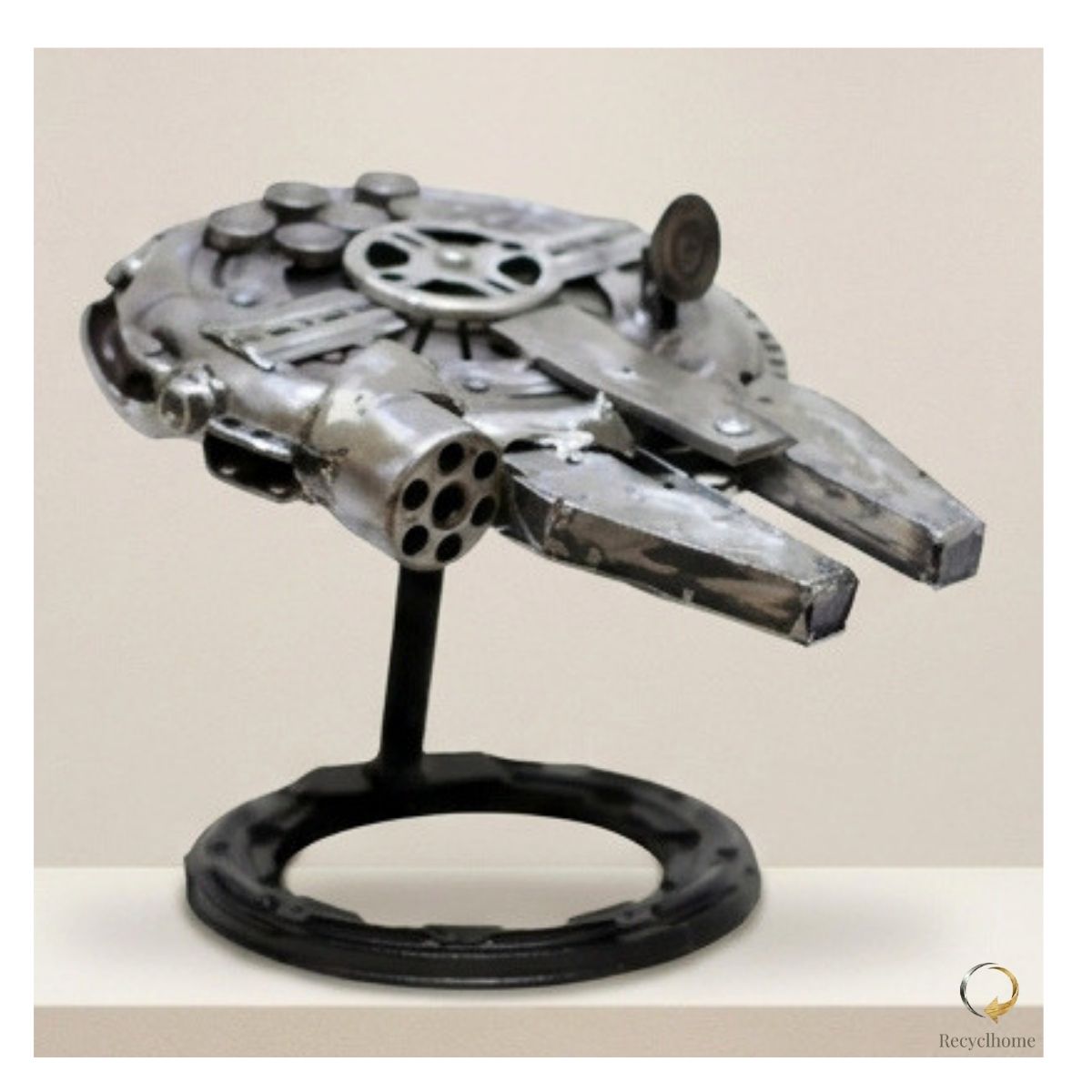 Sculpture vaisseau en pièces auto recyclées présentée dans une galerie d'art, Faucon Recyclhome par Recyclhome