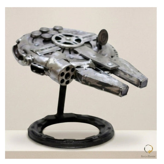 Sculpture vaisseau en pièces auto recyclées présentée dans une galerie d'art, Faucon Recyclhome par Recyclhome
